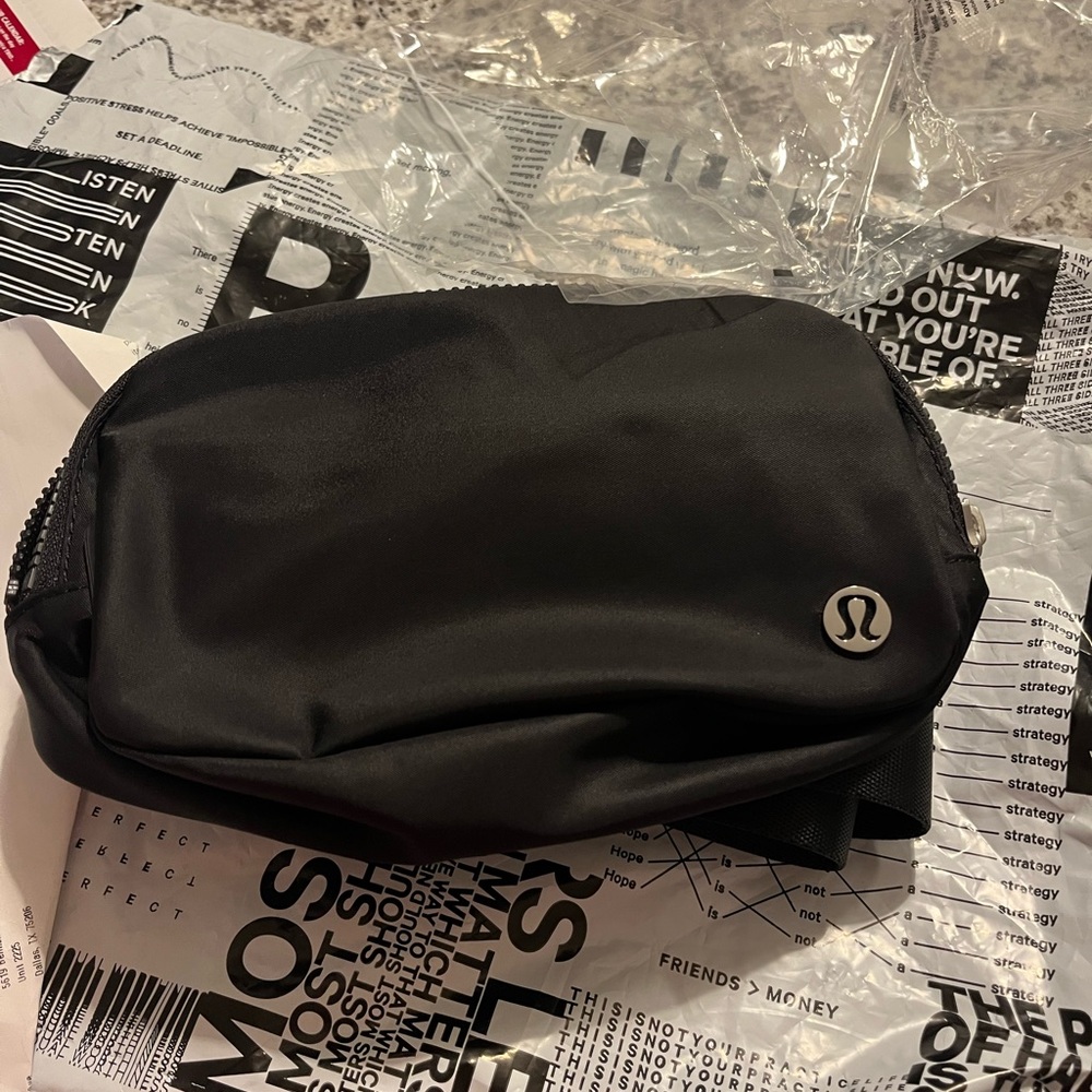 Lululemon Everywhere Belt Bag Black NWT - Picture 1 of 7
